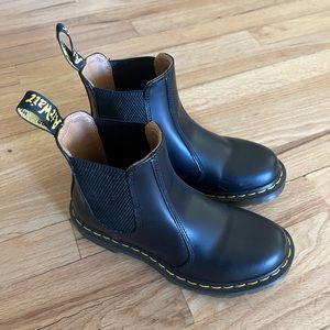 Dr. Martens 2976 Smooth Leather Chelsea Boots (Women’s Size 6)